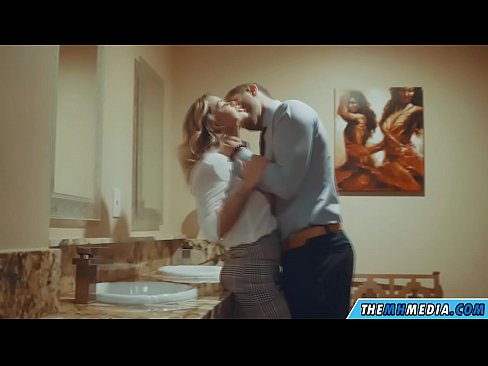 ❤️ Nigbati bilondi ti oyan ba tan ọ ni yara isinmi ti gbogbo eniyan ❤ Ohun onihoho didara